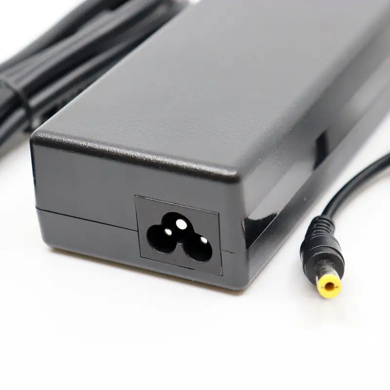 Sursa alimentare YDS 15V/6A cu fir ,carcasa plastic ,mufa 5.5x2.1mm.48832                                                                                    